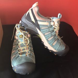 Keen steeltoe women’s hiking shoes.Never worn. 8M